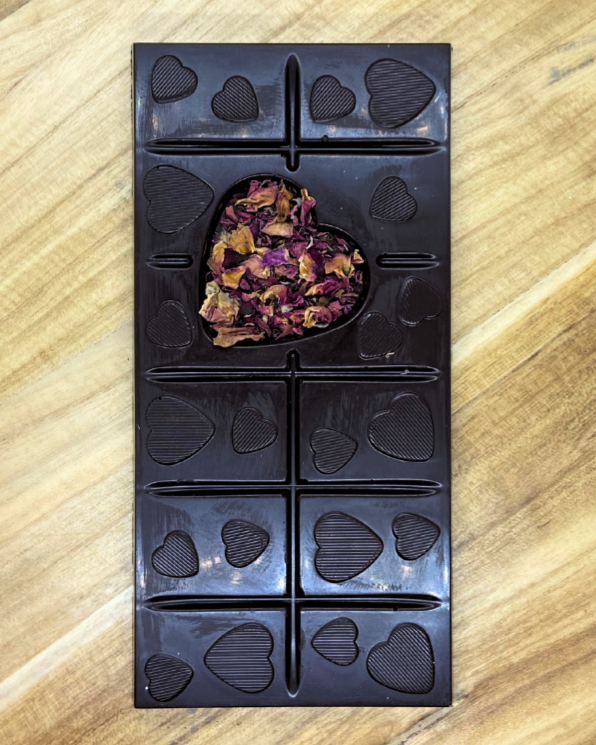 Tablette de chocolat aux pétales de roses