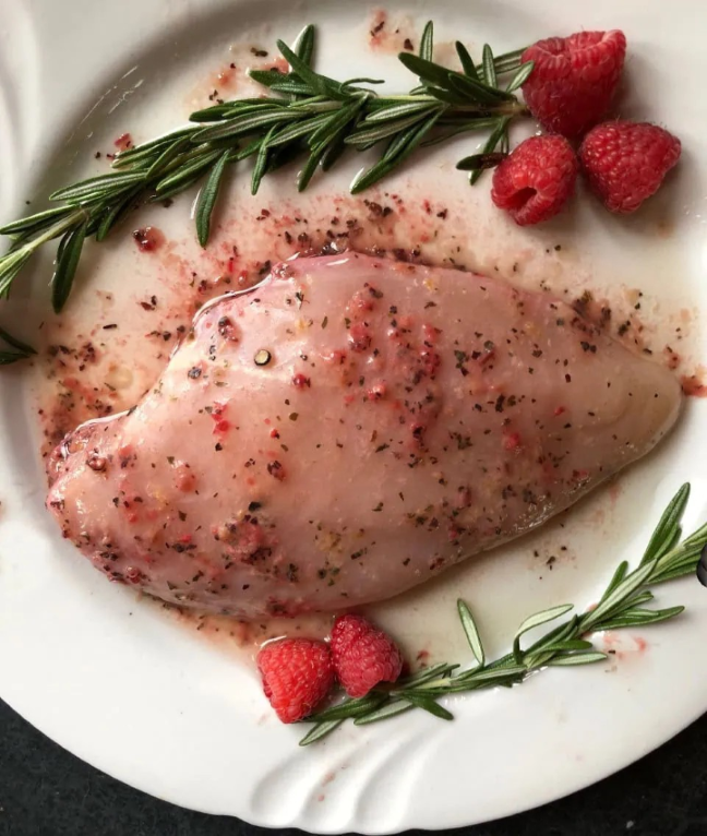 Poitrine de poulet de grain, framboise et fleur d’ail