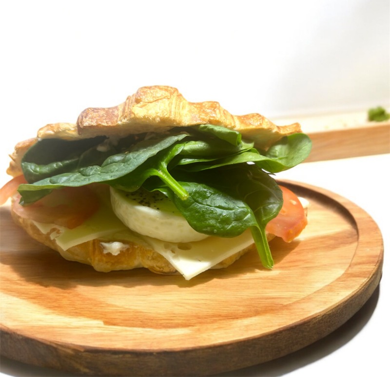 Sandwich croissant oeuf poché